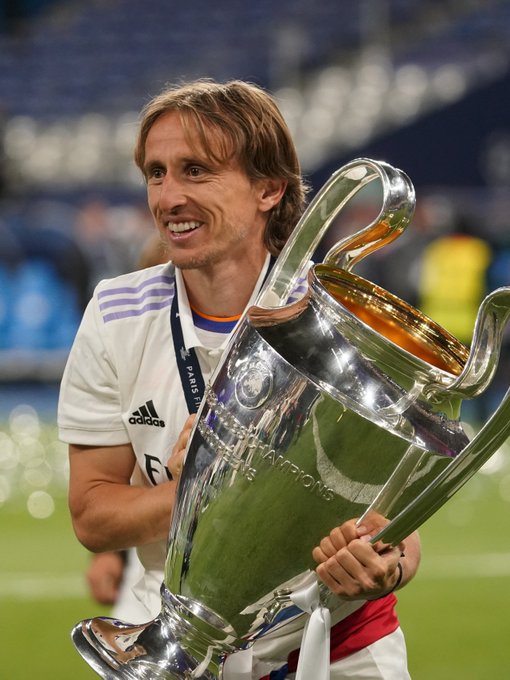 曼联后场发动长传突击，简洁配合库尼亚世界波破门，毫厘之间被吹一脸遗憾